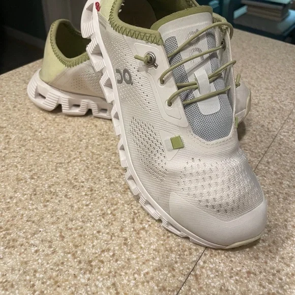 On Running shoes, EXCELLENT condition, wore 2 X, cleaning out closet, 6 1/2 W - Picture 9 of 9